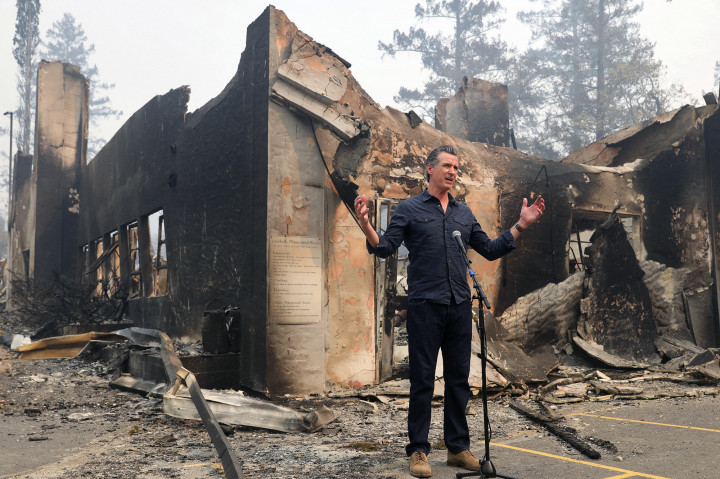 Gavin Newsom kaliforniai kormányzó nyilatkozik a sajtó képviselőinek az erdőtűzben megsemmisült Foothills általános iskola romjai előtt a kaliforniai St. Helenában 2020. október 1-jén.MTI/AP/The Press Democrat/Christopher Chung 