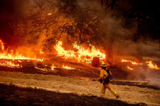 Kaliforniában újabb 90 ezer embernek kellett elhagynia otthonát a tűzvész miatt
