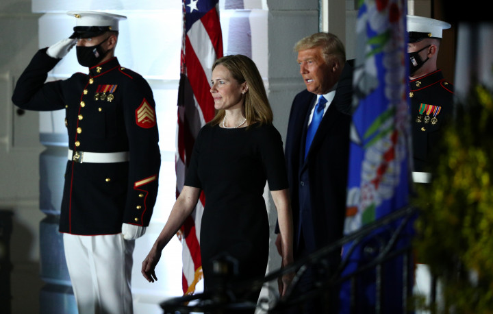 Amy Coney Barrett érkezik eskütételre Donald Trump elnökkel a washingtoni Fehér Házban 2020. október 26Fotó: Tom Brenner / Reuters