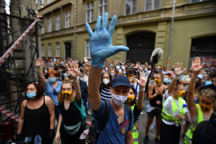 Már több száz ELTE-dolgozó aláírta az SZFE melletti kiállásról szóló petíciót