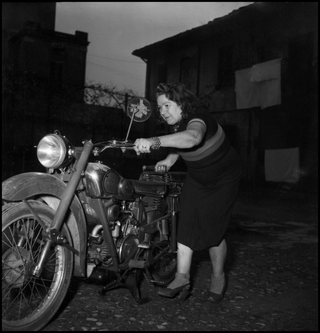 Alfonsina Strada motorjával az ötvenes évek elején – Fotó: Farabola / Leemage / AFP
