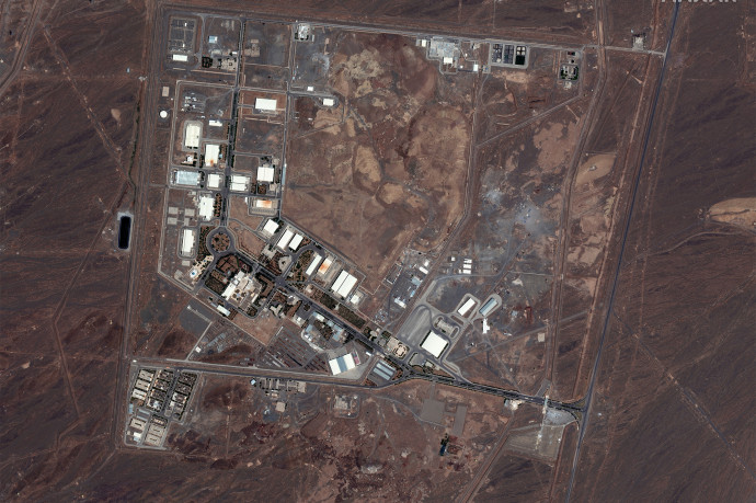 Műholdképeken látszik, hogy Irán építkezik a föld alatti atomközpontjánál