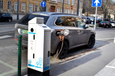 Megfoszthatják a hibrideseket az ingyenes parkolástól Budapesten