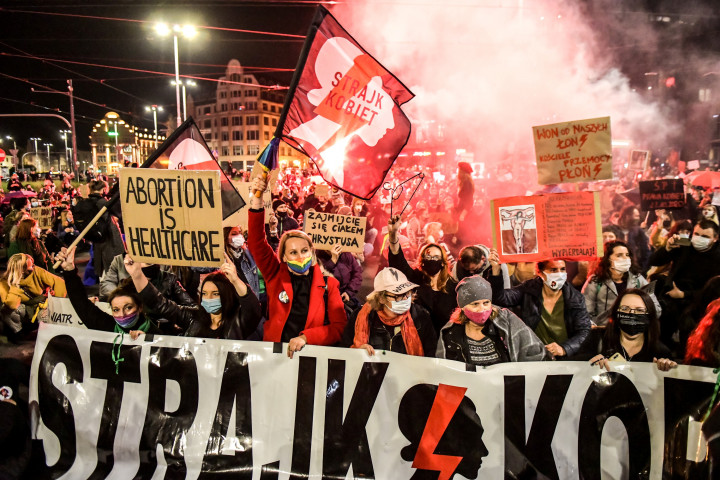 Tüntetők a megmozdulás legfontosabb jelképeivel Wroclaw-ban – Fotó: Tomasz Pietrzyk/Agencja Gazeta / Reuters