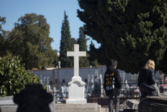 Madrid két legnagyobb temetőjében drónokkal figyelmeztetnek a járványügyi előírásokra mindenszentek idején