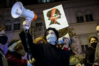 Több százan demonstráltak a budapesti lengyel nagykövetségnél