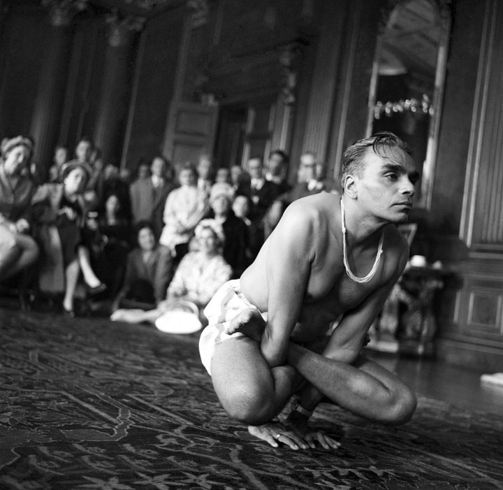 Iyengar bemutatja az ősi indiai gyakorlatokat Wimbledon úri közönségének 1960-ban. A képen látható lótusz ülés valóban Indiából ered, az egyik legősibb ászana – Fotó: Mirrorpix/Mirrorpix via Getty Images