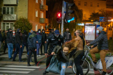 Késekkel, kövekkel, botokkal támadtak az abortusztörvény elleni tüntetőkre Wrocławban