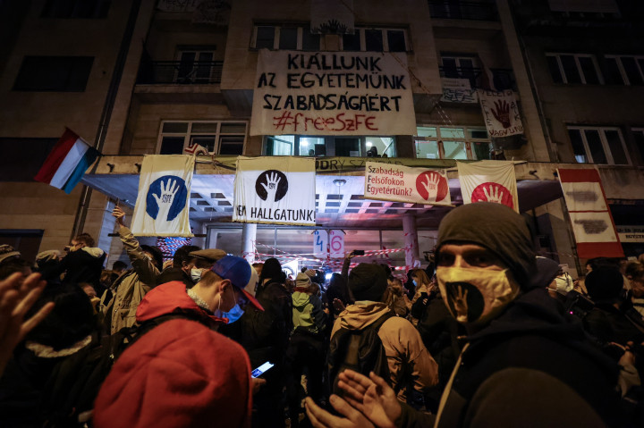 Az SZFE épülete az elrendelt kiürítés napján 2020. október 16-án esteFotó: Huszti István / Telex