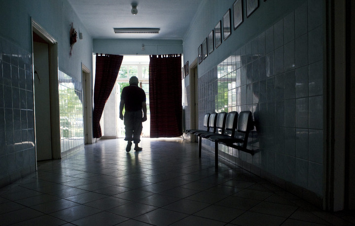 Lakó egy pszichiátriai kezelés alatt álló és fogyatékos emberek otthonának folyosóján – Fotó: Ujvári Sándor / MTI