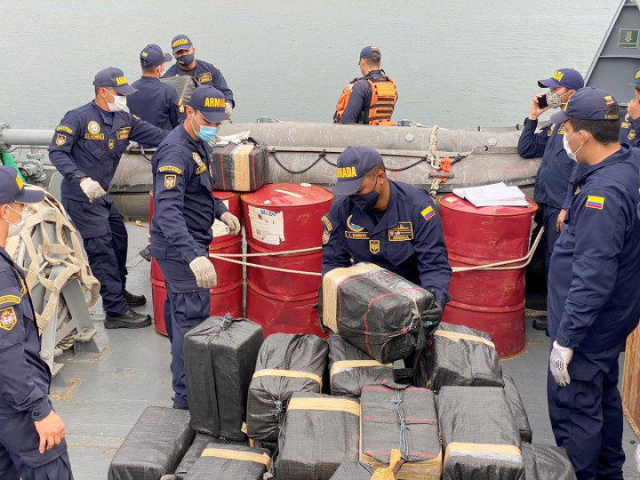 Kolumbiai nyomozók akciója a tengeren – fotó: Reuters