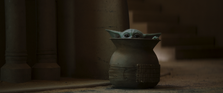 Baby Yoda egy köcsögbenFotó: Disney+ / Mandalorian