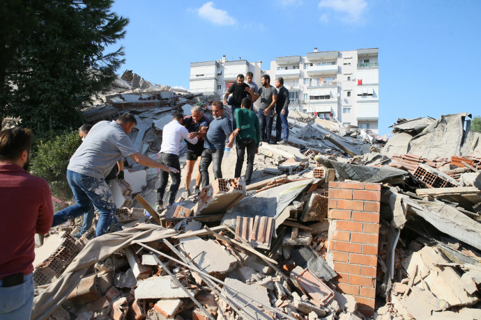 Nagy erejű földrengés pusztított Törökországban, amit szökőár is követett