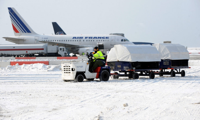 Csomagszállító jármű halad a Liszt Ferenc Nemzetközi Repülőtéren – Fotó: Földi Imre / MTI