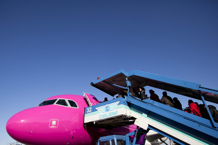 Utasszállító repülőgép a Celebi által biztosított mobil lépcsővel a Liszt Ferenc-repülőtéren – Fotó: Mohai Balázs / MTI