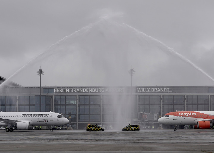 A Willy Brandt nemzetközi repülőtér első két érkező járatát köszöntikFotó: Michael Kappeller/ DPA / dpa Picture-Alliance via AFP
