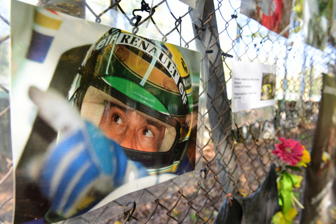 Ayrton Sennára emlékező rajongók által kihelyzett fotók és transzparensek az imola pályán – Fotó: Jennifer Lorenzini / Reuters