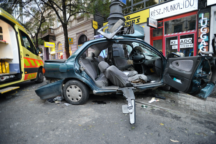 Meghalt egy 17 éves sofőr egy balesetben a Károly körúton