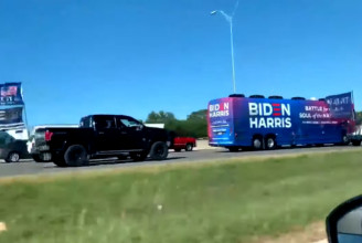 Balesetet okoztak és majdnem megállították a Biden-kampánybuszt az azt üldözőbe vevő Trump-rajongók Texasban