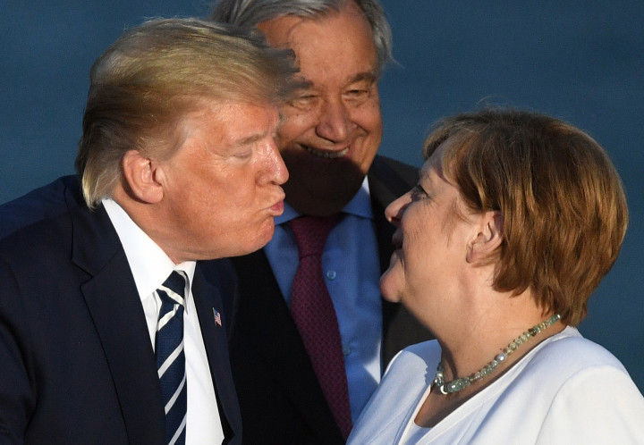 Donald Trump amerikai elnök csókot lehel Angela Merkel német kancellár orcájára a G7 csoport 2019-es csúcstalálkozóján a franciaországi Biarritzban. Fotó: Pool/Getty Images – Andrew Parsons