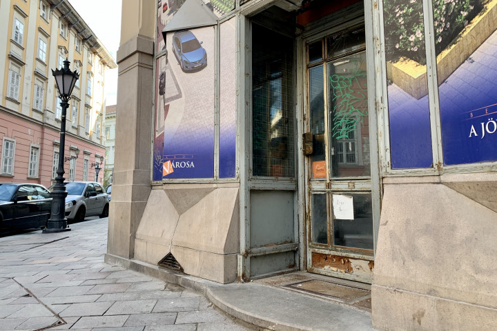 A Városház utca 16. földszintjén található üzlethelyiségtől is megválna a Belváros – Fotó: Bakró-Nagy Ferenc / Telex