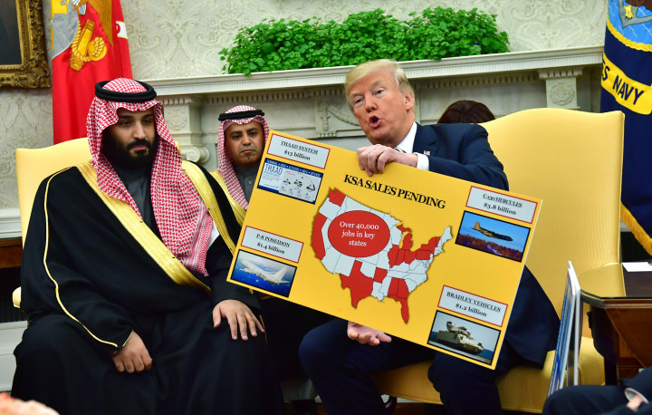 Donald Trump amerikai elnök a Szaúd-Arábiával kötött fegyverüzleteket szemléltető ábrával büszkélkedik a Mohamed bin Szalmán szaúdi trónörökössel közösen elfogyasztott fehér házi munkaebédet követő sajtótájékoztatón. Fotó: Kevin Dietsch-Pool / Getty Images