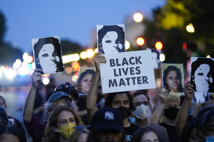 Tüntetők Breonna Taylor képét tartják a magasba Washington DC-ben szeptember 23-ánFotó: Drew Angerer / Getty Images via AFP
