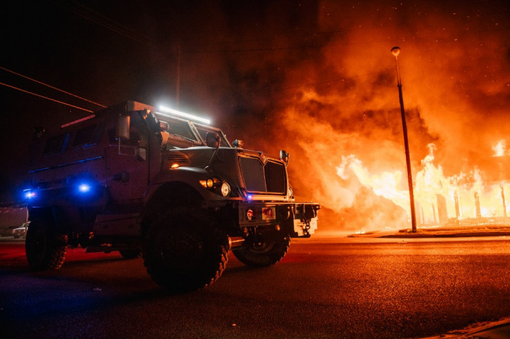 Rendőrségi jármű Kenoshában augusztus 24-én, a Jacob Blake lelövését követő zavargások második éjszakájánFotó: Brandon Bell / Getty Images via AFP