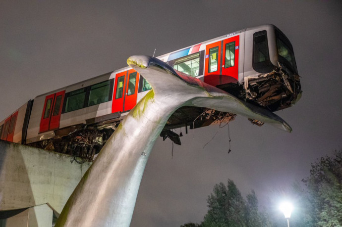 Bálnauszony műalkotás állította meg az állomáson túlfutó metrót