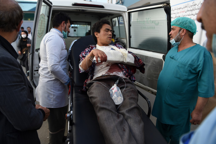 A támadás során megsérült férfit szállítanak kórházba – Fotó: Wakil Kohsar / AFP