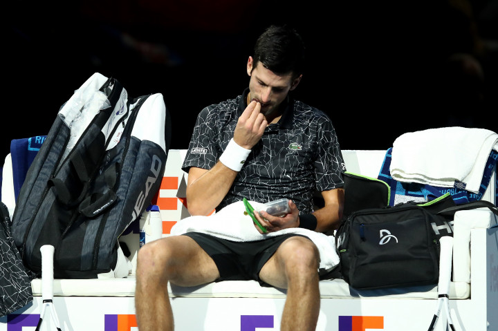 Novak Djoković eszik pár falatot a Zverev elleni egyéni döntőben – Fotó: Julian Finney / Getty Images