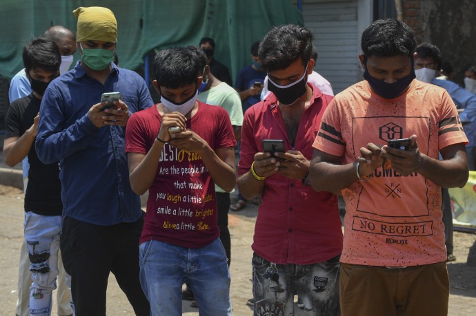 India az olcsó okostelefonok egyik fő piaca. (INDRANIL MUKHERJEE / AFP)