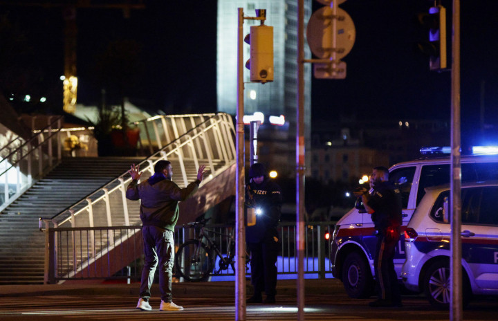 Járókelőt ellenőriznek a rendőrökFotó: Lisi Niesner / Reuters