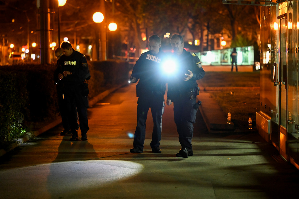 Rendőrök kutatnak át egy utcát Bécs belvárosábanFotó: Radovan Stoklasa / Reuters