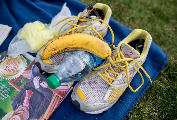 Futócipő, víz, banán: egy futó cuccai a Boston Marathonon – Fotó: Aram Boghosian / The Boston Globe / Getty Images