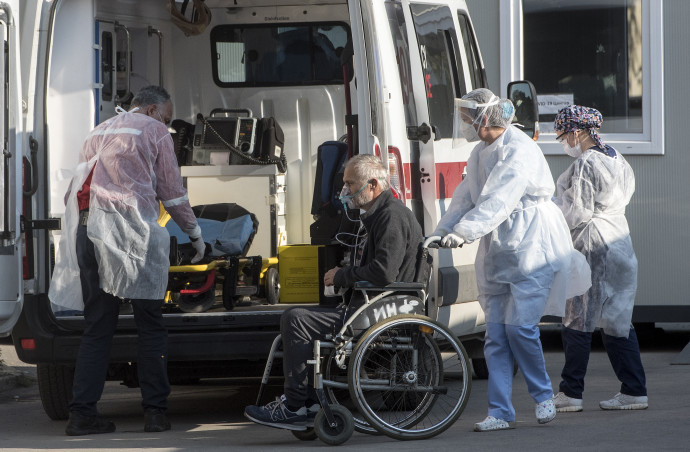 Koronavírus-gyanús beteget szállítanak kórházba az észak-macedóniai Szkopjéban 2020. október 29-énFotó: Robert Atanovski / AFP