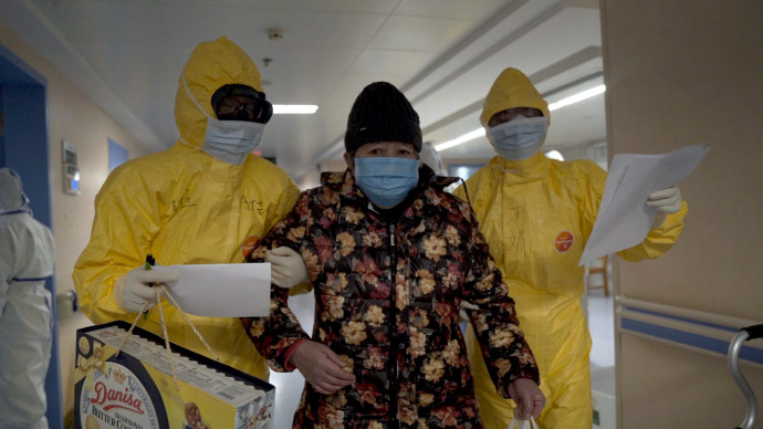Koronavírusos beteget visznek Vuhanban. Neki szerencséje volt, jutott hely számára az osztályon – Fotó: 76 nap film