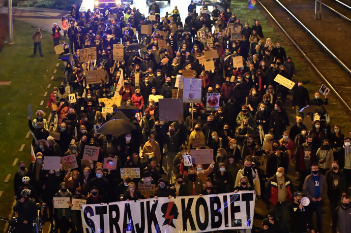 A lengyelek a régi abortusztörvény mellett vannak, ha az mégis szigorodik, az izlandiak fogadnák őket