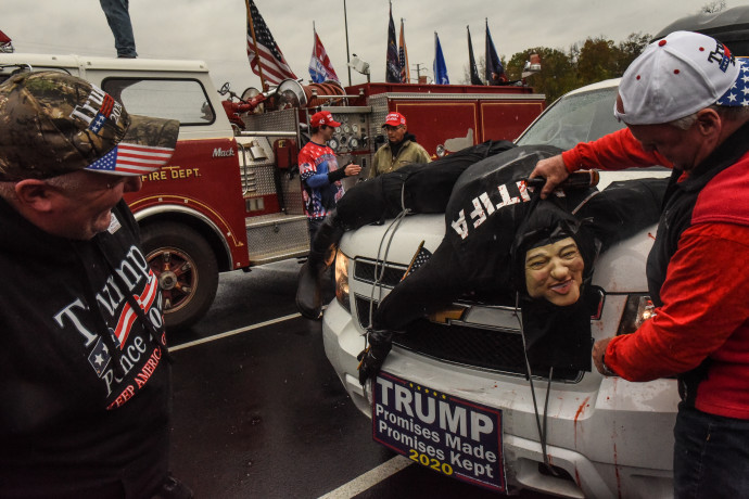 Egy Trump-támogató mutatja az autójára erősített, „elütött” Antifa-bábut egy Trump-párti gyűlésen 2020. november 1-jén New York államban – Fotó: Stephanie Keith / Getty Images / AFP