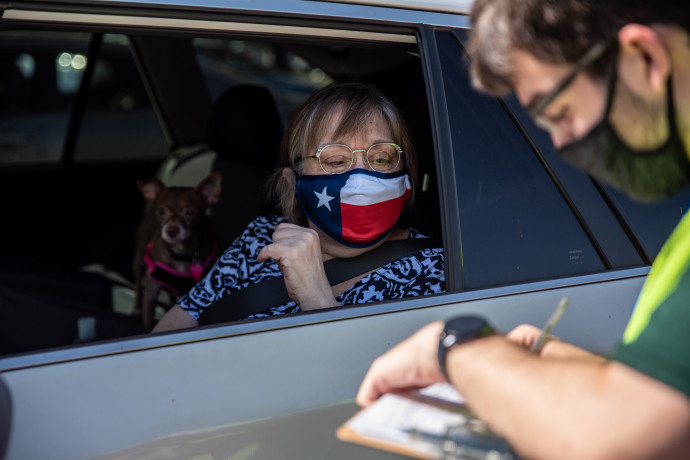 Egy texasi „drive-in” választókörbe érkezik egy szavazó 2020. október 13-án – Fotó: Sergio Flores / Getty Images