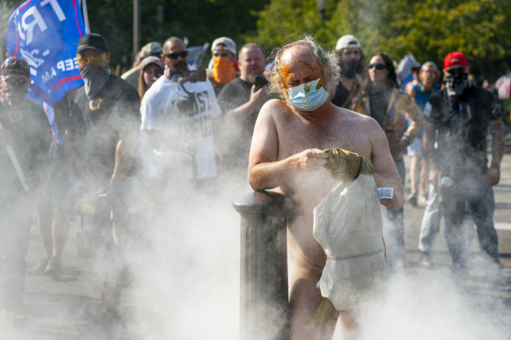 A Poud Boys szélsőséges jobboldali szervezet tagjai tűzoltó készülékkel és paprika spray-vel támadtak egy meztelen Black Lives Matter demonstrálóra az Oregon államban összehívott Trump-párti gyűlésen – Fotó: David Ryder / Getty Images / AFP