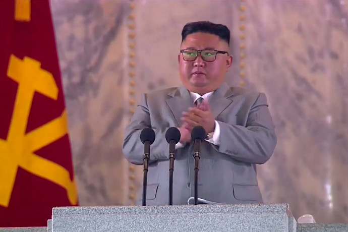 Kim Dzsongun észak-koreai vezető a Koreai Munkáspárt 75. alapításának évfordulója alkalmából rendezett katonai felvonuláson – Fotó: KRT TV / AFP