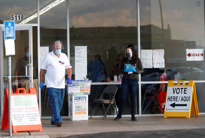 Egy arizonai szavazóhelyiség bejárataFotó: Edgard Garrido / Reuters