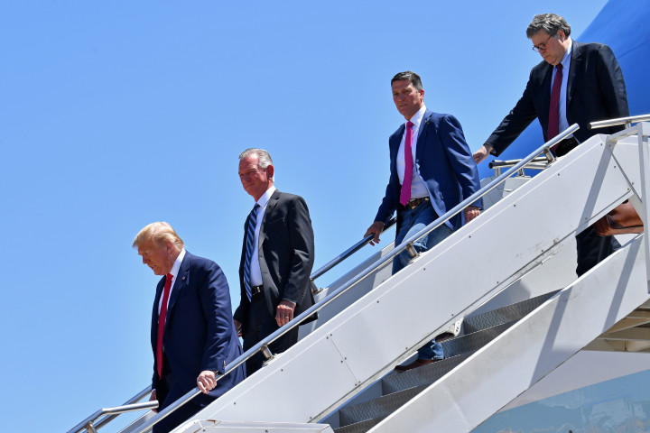 Másodikként hagyja el a repülőt Donald Trump társaságában Tommy Tuberville Dallas-ban 2020 júniusában – Fotó: Nicholas Kamm / AFP