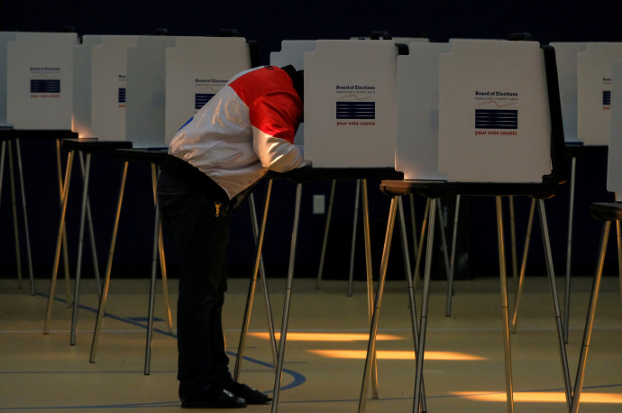 Szavazó egy cincinnati szavazóhelyiségbenFotó: Jeffrey Dean / Reuters