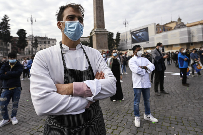Vendéglátóhelyek tulajdonosai tiltakoznak a koronavírus-járvány miatt bevezetett korlátozások ellen Rómában Fotó: MTI/EPA/ANSA/Riccardo Antimiani