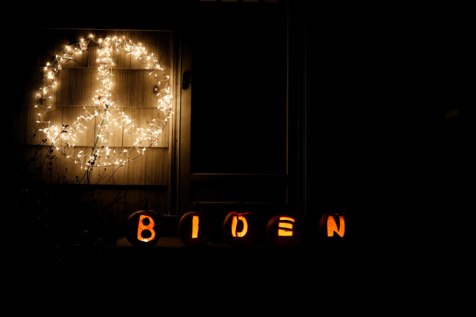 Egy eltökélt szavazója töklámpásba faragta Biden nevét a portlandi Maineben – Fotó: Joel Page / Reuters