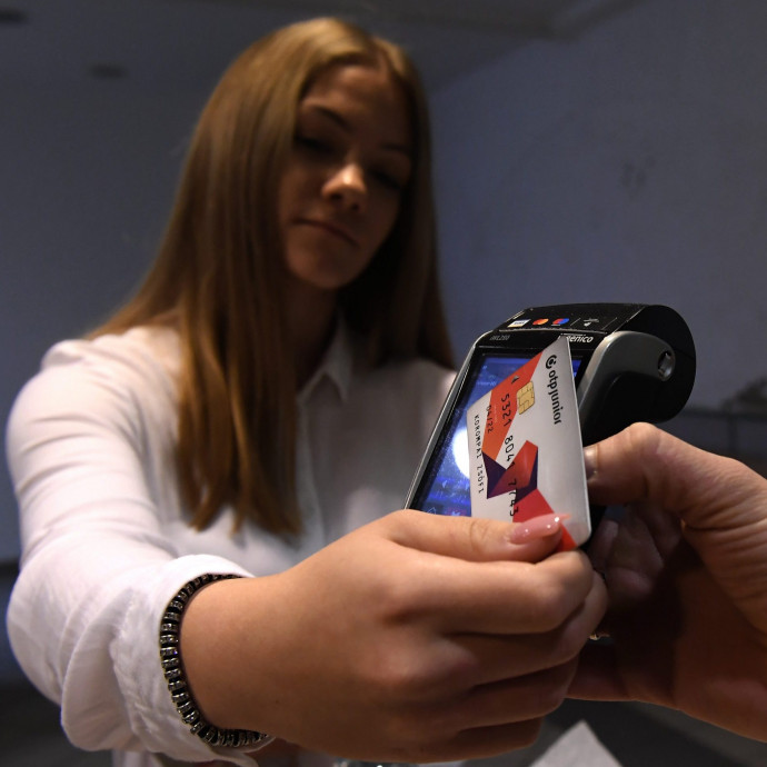 Januártól kezdődhet a magyarok igazi leválása a készpénzes fizetésről