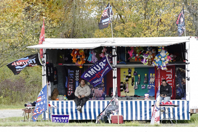 Trump támogatói emléktárgyakat árulnak egy bódéból az Ohio-beli Hubbardban – Fotó: Bing Guan / Reuters