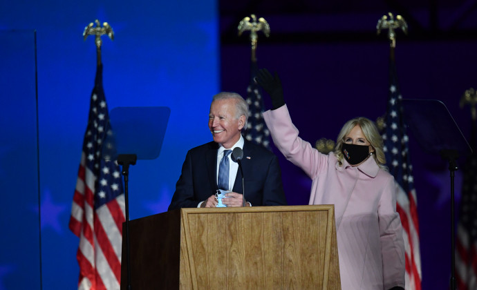 Joe Biden demokrata elnökjelölt és felesége, Jill Biden a választási éjszakán a Delaware-i Wilmingtonban – Fotó: Angela Weiss / AFP